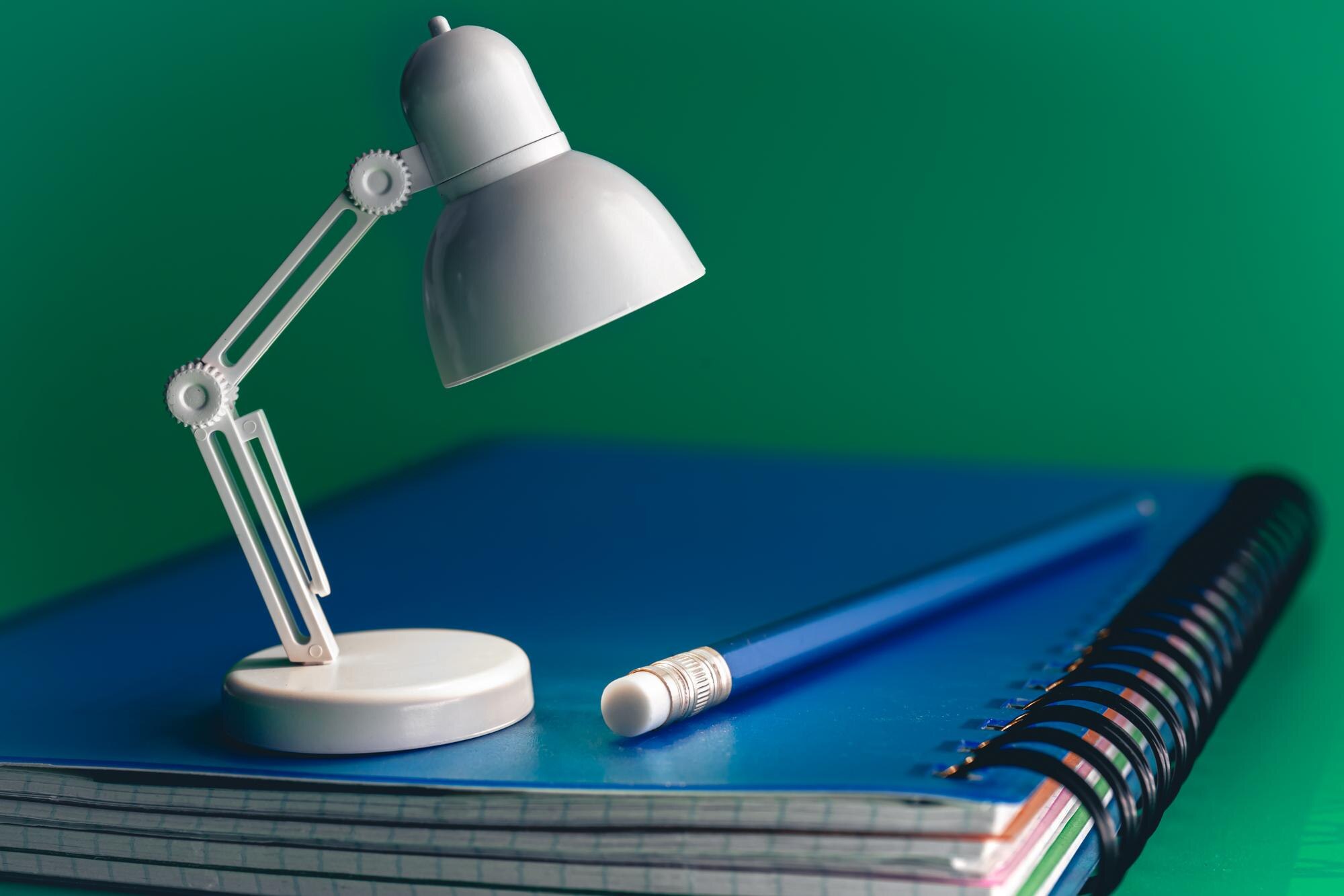 Detalle de lámpara de escritorio